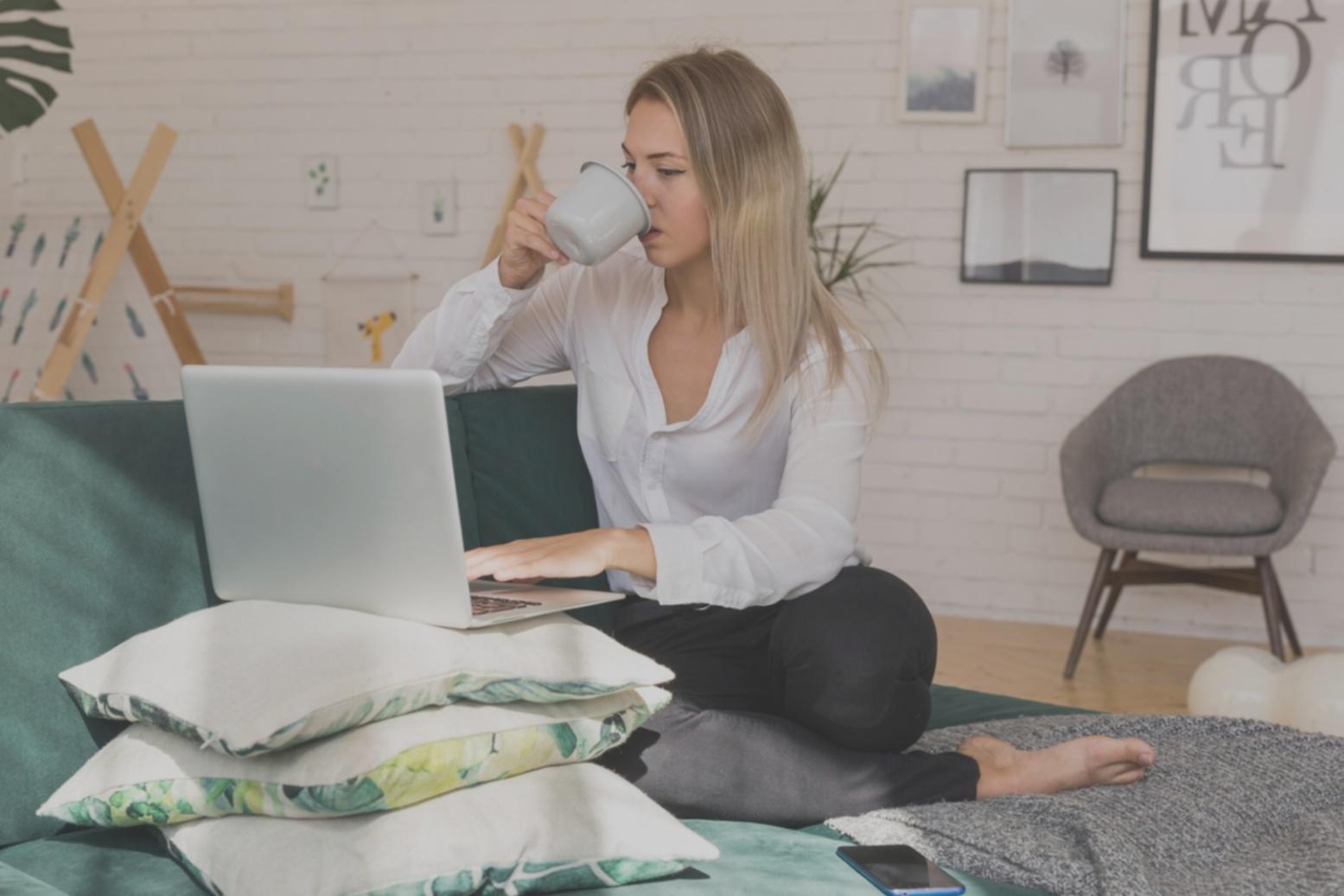 Séance de formation en analyse financière avec participants attentifs