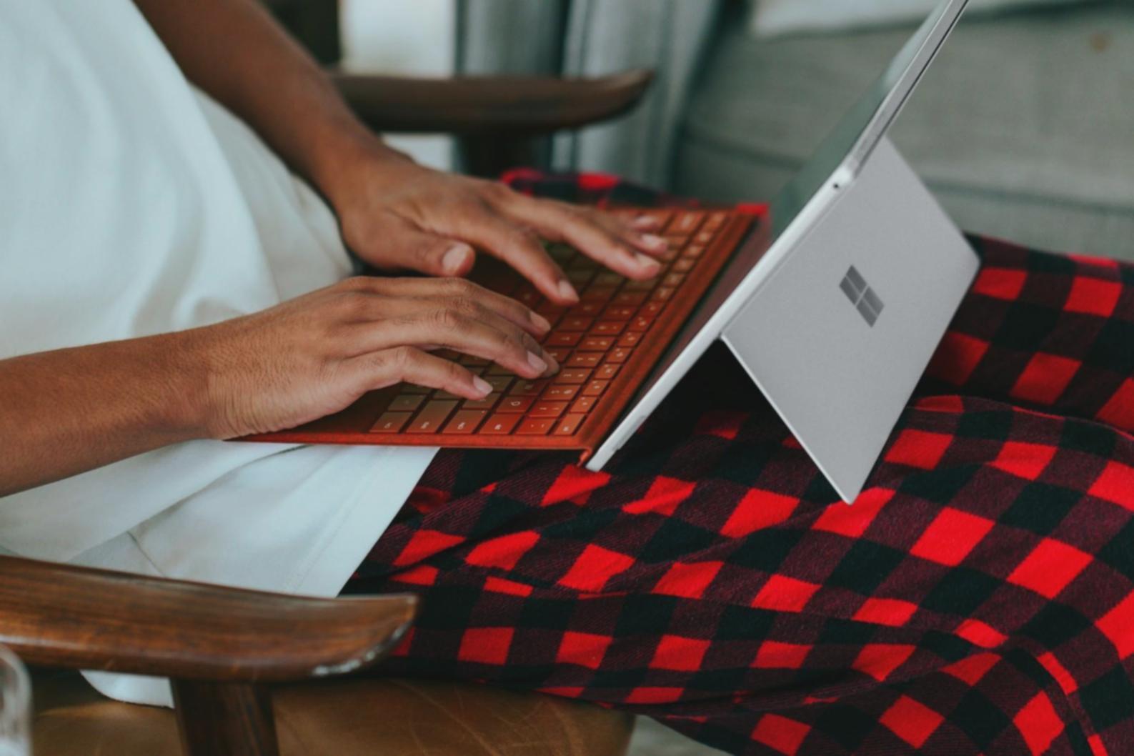 Graphiques et analyses financières détaillées sur documents de travail