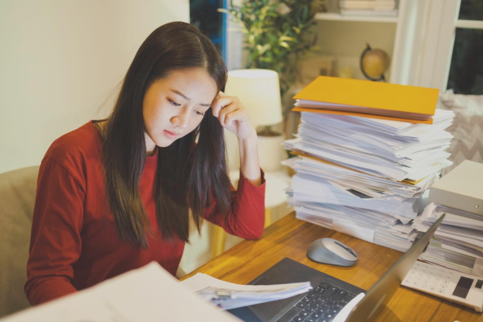 Professionnel analysant des documents financiers